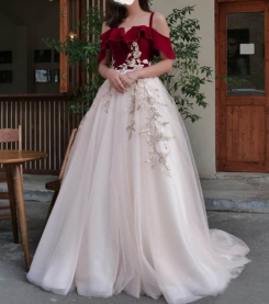 Donna Bridal večerní šaty se sametovým živůtkem a květinovými nášivkami kód 533 - Mix barev - stejná jako na fotografii