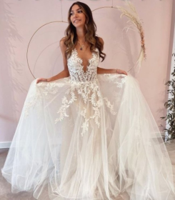 Donna Bridal decorated and glittering wedding dress with an original skirt + oval cutout on the train code 94