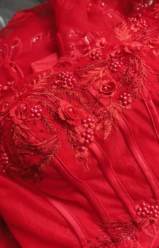 Donna Bridal elegantní plesové šaty s 3D květinkami a originální krásnou sukní kód 417 - Červená