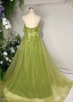 Donna Bridal fialové plesové šaty s 3D květy a korzetovým živůtkem - romantické, elegantní a ručně zdobené kód 562 - Zelená