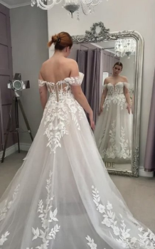 Donna Bridal moderní svatební šaty s krajkou a odhalenými rameny - na míru a v různých barvách kód 563 - Ivory
