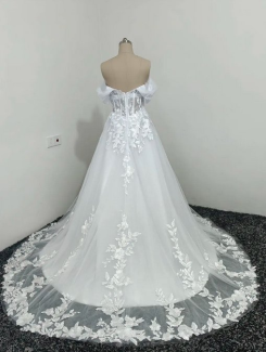 Donna Bridal moderní svatební šaty s krajkou a odhalenými rameny - na míru a v různých barvách Bílá Velikost 30 kód 563