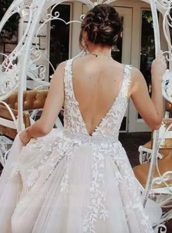 Donna Bridal Luxusní plesové & společenské šaty s krajkou, kamínky a šněrováním na zádech – ball gown silueta kód 154 - Bílá