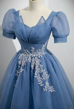 Donna Bridal plesové šaty – elegantní třpytivé šaty s květinovým zdobením a nadýchanými rukávky kód 570 - Modrá