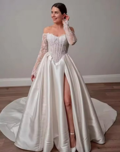 Donna Bridal romantické krajkové svatební šaty se saténovou sukní a vysokým rozparkem kód 571