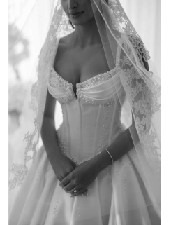 Donna Bridal Perlová princezna – svatební šaty s korzetem a plisovanou saténovou sukní kód 574