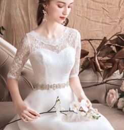 Donna Bridal krajkové svatební šaty s 3/4 rukávy a ozdobným páskem kód 59