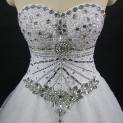 Donna Bridal zdobené a třpytivé svatební šaty s originální sukní + na vlečce výkroj do oválu kód 94