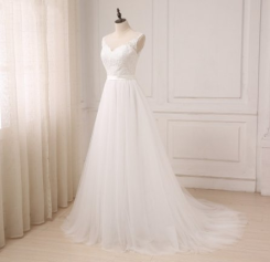 Donna Bridal romantické krajkové svatební šaty knoflíčky po celé délce zad zasahují až do sukně kód 103