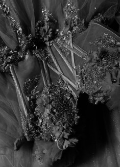 Donna Bridal fialové plesové šaty s 3D květy a korzetovým živůtkem - romantické, elegantní a ručně zdobené kód 562 - Černá