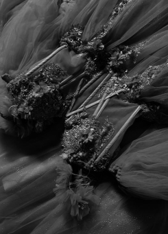 Donna Bridal fialové plesové šaty s 3D květy a korzetovým živůtkem - romantické, elegantní a ručně zdobené kód 562 - Černá