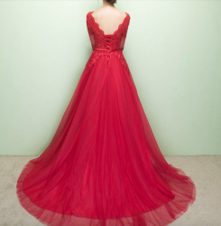 Donna Bridal romantické plesové šaty s krajkovým výstřihem do V a 3/4 rukávy Červená Velikost 30 kód 202