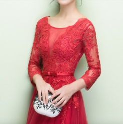 Donna Bridal romantické plesové šaty s krajkovým výstřihem do V a 3/4 rukávy kód 202 - Červená