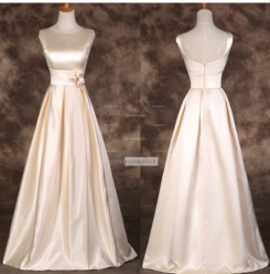 Donna Bridal saténové společenské a plesové šaty s kapsami a ozdobnou květinou Šampaň Velikost 32 kód 226