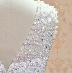 Donna Bridal koktejlové šaty na svatbu nebo do společnosti s perličkami a krajkou kód 260 - Bílá