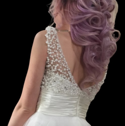 Donna Bridal koktejlové šaty na svatbu nebo do společnosti s perličkami a krajkou kód 260 - Bílá