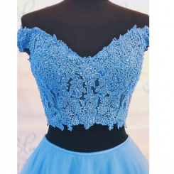 Donna Bridal dvoudílné šaty s květiny na sukni v 3D a krajkovým živůtkem kód 279 - Modrá