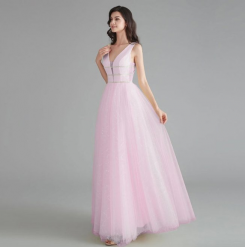 Donna Bridal plesové šaty s hlubokým výstřihem a s originálně zdobenou sukní kód 313 - Růžová