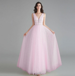 Donna Bridal plesové šaty s hlubokým výstřihem a s originálně zdobenou sukní kód 313 - Růžová