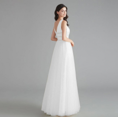 Donna Bridal plesové šaty s hlubokým výstřihem a s originálně zdobenou sukní Bílá Velikost 32 kód 313