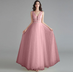 Donna Bridal plesové šaty s hlubokým výstřihem a s originálně zdobenou sukní kód 313 - Růžová tmavá