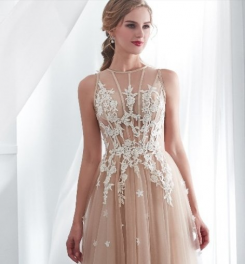 Donna Bridal romantické šaty s krajkovým živůtkem a s hvězdičkami na sukni Šampaň Velikost 40 kód 336
