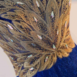 Donna Bridal večerní společenské šaty na ples s osázenými lístky květů na sukní a bohatě zdobeným živůtkem kód 246 - Modrá královská