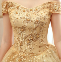 Donna Bridal společenské a plesové šaty s krajkou a perličkami kód 371 - Zlatá