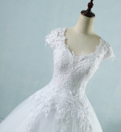 Donna Bridal krajkové svatební šaty s krátkým rukávem + SPODNICE ZDARMA Bílá Velikost 38 kód 398