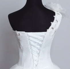 Donna Bridal svatební šaty přes jedno rameno s květinovou aplikací a vrstvenou sukní kód 406 - Ivory