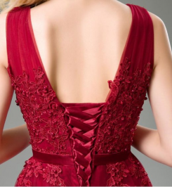 Donna Bridal krajkové tylové šaty na ples s perličkami a sexy výstřihem kód 429 - Červená tmavá