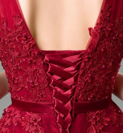Donna Bridal krajkové tylové šaty na ples s perličkami a sexy výstřihem kód 429 - Červená tmavá