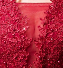 Donna Bridal krajkové tylové šaty na ples s perličkami a sexy výstřihem kód 429 - Červená tmavá