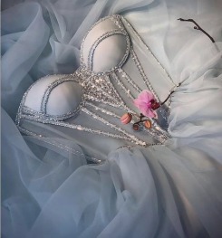 Donna Bridal dlouhé večerní korzetové šaty kód 432 - Šedá