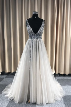 Donna Bridal večerní, krásné a sexy společenské šaty s rozparkem a výstřihem do V kód 439 - Stříbrná