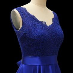 Donna Bridal společenské šaty na ples s krajkovým živůtkem kód 441 - KRÁLOVSKÁ MODRÁ - SATÉN