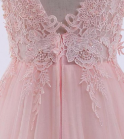 Donna Bridal tylové plesové a společenské šaty s květovanou krajkovou aplikací Růžová 38 kód 201
