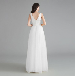 Donna Bridal plesové šaty s hlubokým výstřihem a s originálně zdobenou sukní kód 313 - Bílá